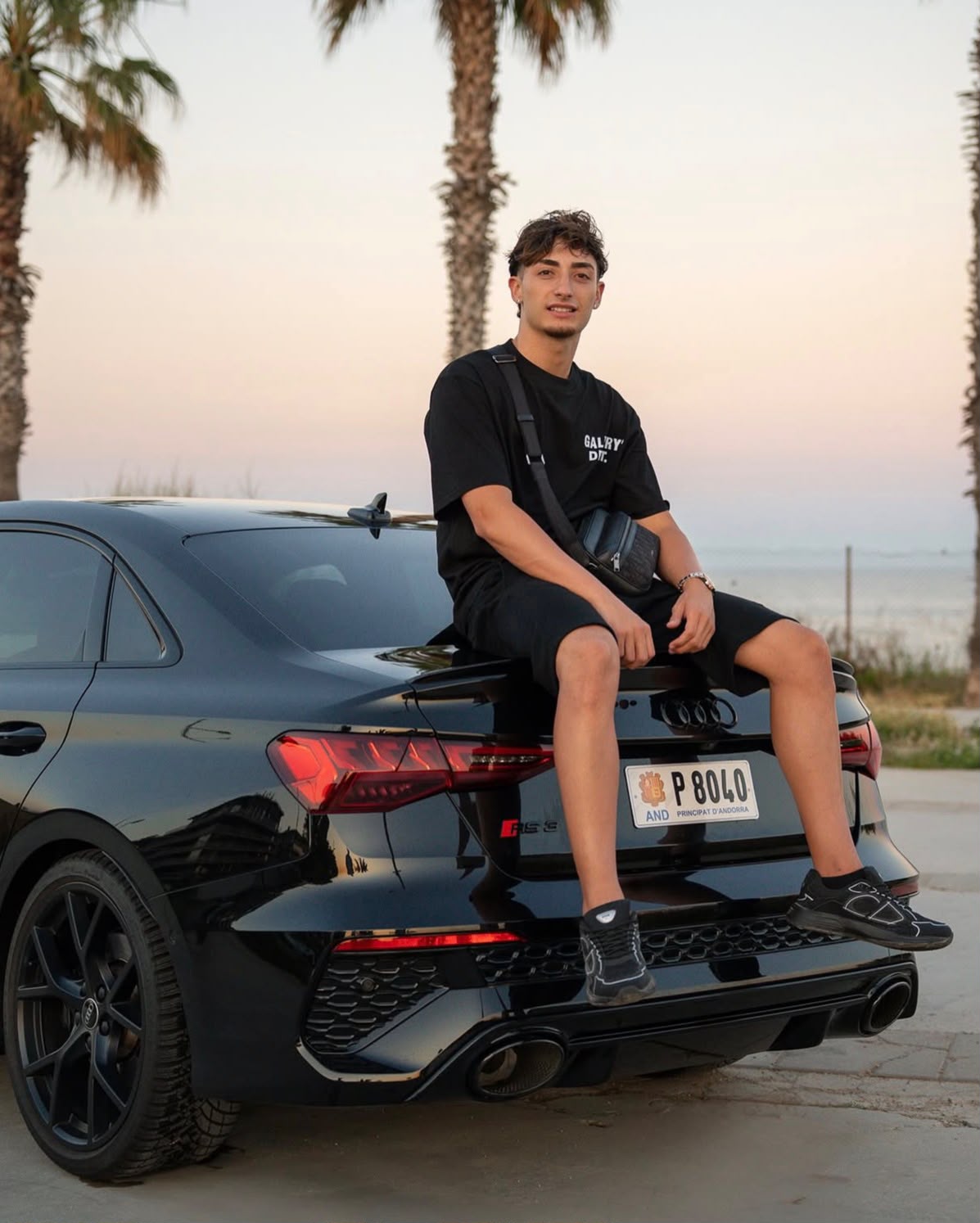 Marc junto a su coche